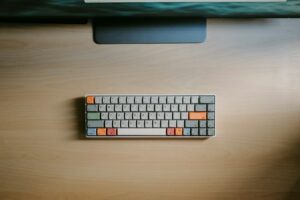 Espacio de trabajo con ordenador y teclado mecánico